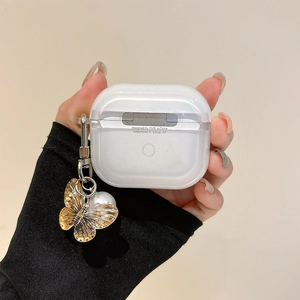 Funda transparente para AirPods con colgante de mariposa dorada y detalle de perla