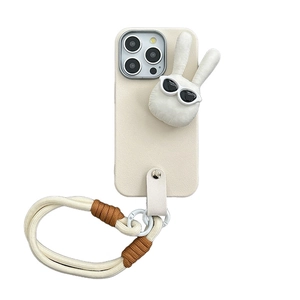 Cremefarbene iPhone-Hülle mit 3D-Plüschhase und geflochtener Handschlaufe