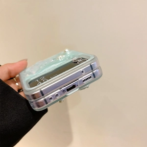 Vista dettagliata della custodia verde menta Samsung Z Flip con ritagli precisi