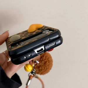 Dettaglio della custodia leopardata per Samsung Galaxy Z Flip con ciondolo a pompon