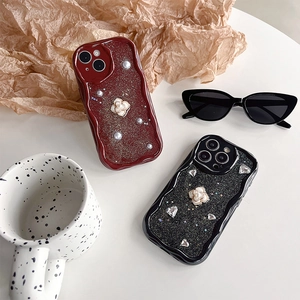Détail de coques iPhone ondulées avec fleurs de camélia, perles et paillettes