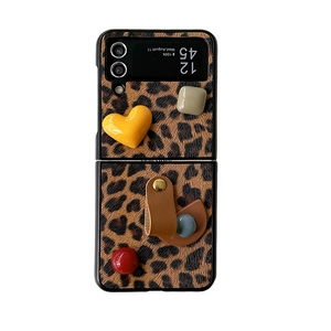 Custodia Z Flip leopardata con ciondoli a cuore 3D e cinturino in pelle per Samsung