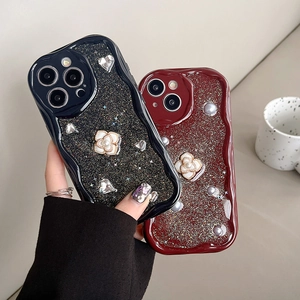 Coque iPhone pailletée avec fleurs de camélia 3D, cœurs et bords ondulés