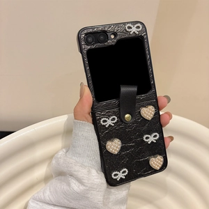 Détails de la coque en cuir noir pour Samsung Z Flip avec nœuds en perles et cœurs dorés