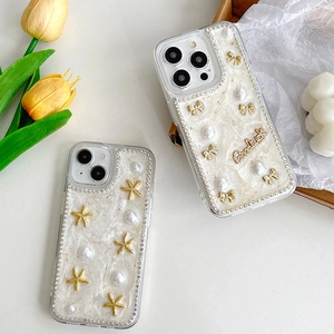 Coque iPhone avec étoile de mer, nœud et perles sur texture nacrée chic