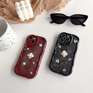 Coque iPhone élégante avec cadre ondulé, fleur de perles de luxe et dos pailleté rouge et noir