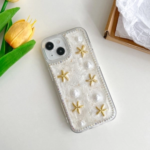 Détails de la coque iPhone avec étoile de mer, perles et strass sur texture plume blanche