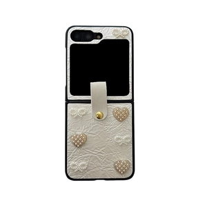 Coque en cuir crème pour Samsung Z Flip 6 avec nœud en perles et breloques cœur