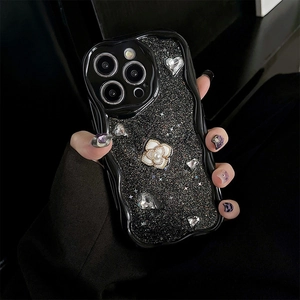 Détail de la coque iPhone ondulée de luxe avec paillettes, camélia blanc et strass