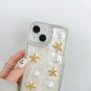Vue macro d'une coque iPhone avec texture nacrée, étoile de mer dorée et perles blanches