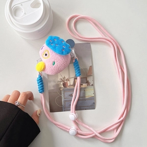 Détail d'une lanière de téléphone en peluche rose avec une grosse corde tressée croisée
