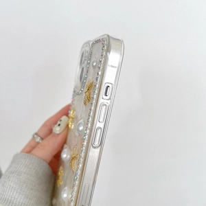Gros plan des boutons latéraux précis et des perles d'étoile de mer en 3D sur l'étui iPhone