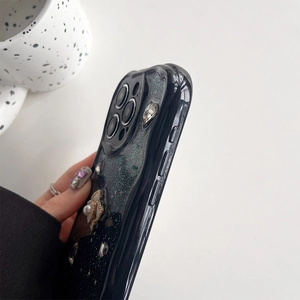 Détail de la coque iPhone de luxe avec fleurs en strass et perles élégantes
