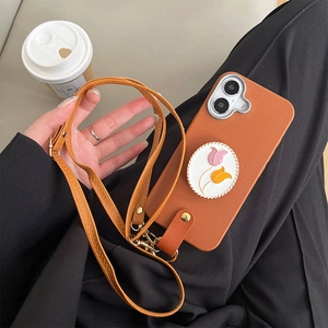 Detail der orangefarbenen Leder-iPhone-Hülle mit Tulpen-Halter und verstellbarem Gurt