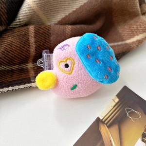 Gros plan d'un clip de téléphone en peluche coloré avec broderie douce et motif cœur