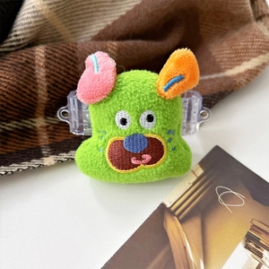 Détail du clip de téléphone monstre en peluche verte avec texture de fourrure douce