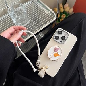 Details zur cremefarbenen Leder-iPhone-Hülle mit Tulpen-Halterung und passender Handschlaufe