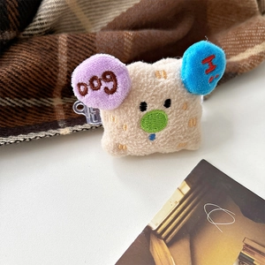 Détail du clip de téléphone chien toast en peluche avec oreilles brodées et texture