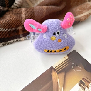 Détail d'une pince à cheveux en peluche violette avec oreilles roses et broderies