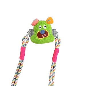 Bandoulière pour téléphone en peluche verte avec cordon tressé arc-en-ciel coloré