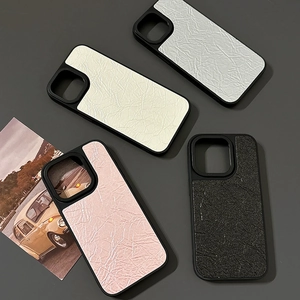 Premium Lederhülle für iPhone mit eleganter Faltenstruktur in vier stilvollen Farben