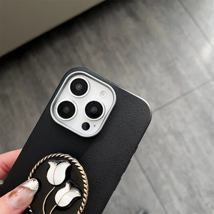 Details der schwarzen Lederhülle für iPhone mit Vintage Tulpen-Emaille-Dekor