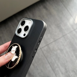 Nahaufnahme der iPhone-Hülle aus schwarzem Leder mit 3D-Tulpenblüten-Pop-Socket