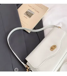 Schicke cremefarbene Leder-Schultertasche mit gewellter Klappe und goldenem Drehverschluss
