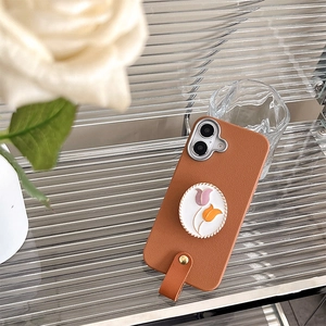 Detailstruktur der braunen Litschi-Leder-Hülle für iPhone mit weißem Tulpenemblem