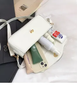 Detailansicht der weißen Umhängetasche mit viel Stauraum für Kosmetik und Smartphone