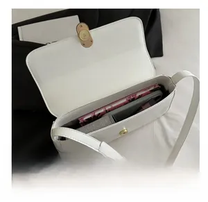 Vue de dessus du compartiment intérieur d'un sac à bandoulière blanc montrant l'espace
