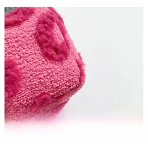 Detalle macro de la tela de felpa fucsia con patrones de lunares rosa texturizados