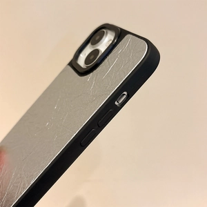 Detail der silbernen Lederhülle mit Knitteroptik für iPhone mit schwarzem Mattrahmen