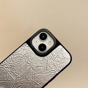 Nahaufnahme der silbernen Lederhülle mit Faltenstruktur und schwarzem Rahmen für iPhone