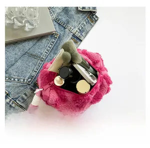 Neceser de peluche rosa con textura de corazón y capacidad de almacenamiento interno