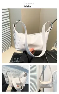 Primer plano del bolso de hombro blanco en cuero PU con hebilla plateada y correa ancha