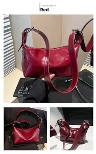 Detalle de bolso de hombro en charol rojo con acabado brillante y hebilla de metal plateada