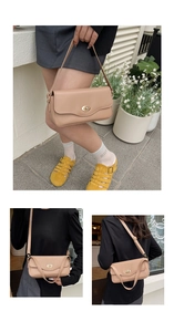 Vista tripla di una borsa baguette in ecopelle beige con manico e tracolla regolabile