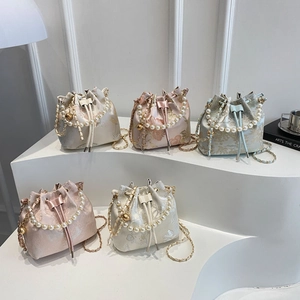 Elegante Beuteltaschen aus Seide mit Perlengriffen und goldenen Kettenriemen