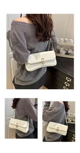 Détail d'un sac à bandoulière blanc minimaliste montrant le fermoir doré et la texture en cuir PU