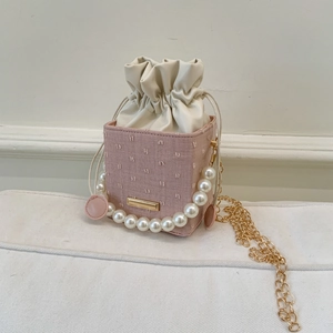 Borsa a secchiello rosa con manico di perle e tracolla a catena dorata da donna