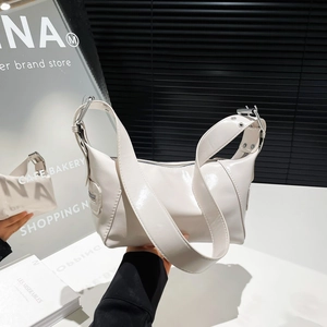 Sac sous le bras blanc brillant rétro avec large bandoulière et boucles argentées