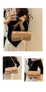 Détail d'un sac baguette beige chic avec fermoir rotatif doré et fine bandoulière en cuir