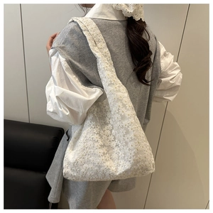 Détails de broderie en dentelle florale blanche sur le grand sac à bandoulière souple