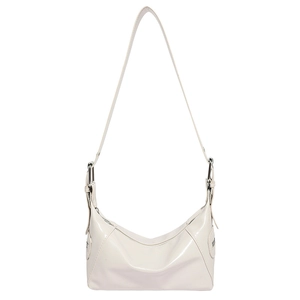 Minimalistische cremeweiße Schultertasche aus Lackleder mit verstellbarem Gurt