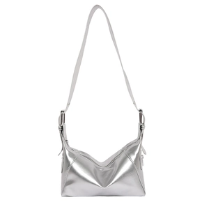 Bolso de hombro media luna plata metalizado con correa ajustable sobre fondo blanco