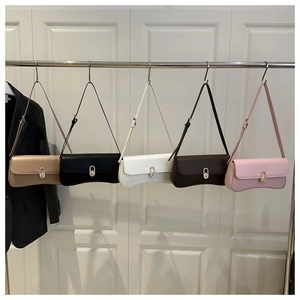 Cinq sacs sous les aisselles en cuir chic avec boucles dorées en diverses couleurs tendance