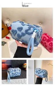 Detalle de la bolsa de cosméticos de felpa azul claro con suave textura de corazón