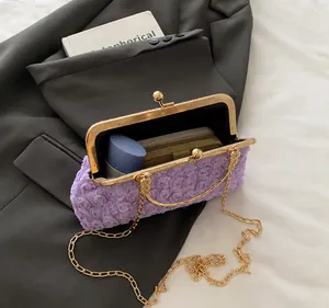 Nahaufnahme der Innenkapazität der lila Abend-Clutch mit floraler Textur und Kette