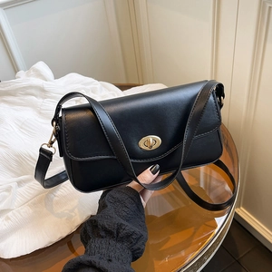 Borsa a tracolla minimalista in pelle nera opaca con elegante chiusura a scatto dorata